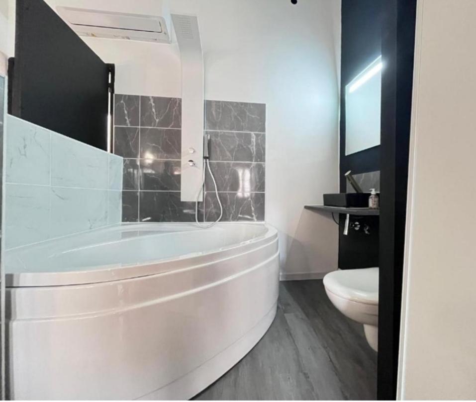 Charmant Studio Baignoire ناربون المظهر الخارجي الصورة